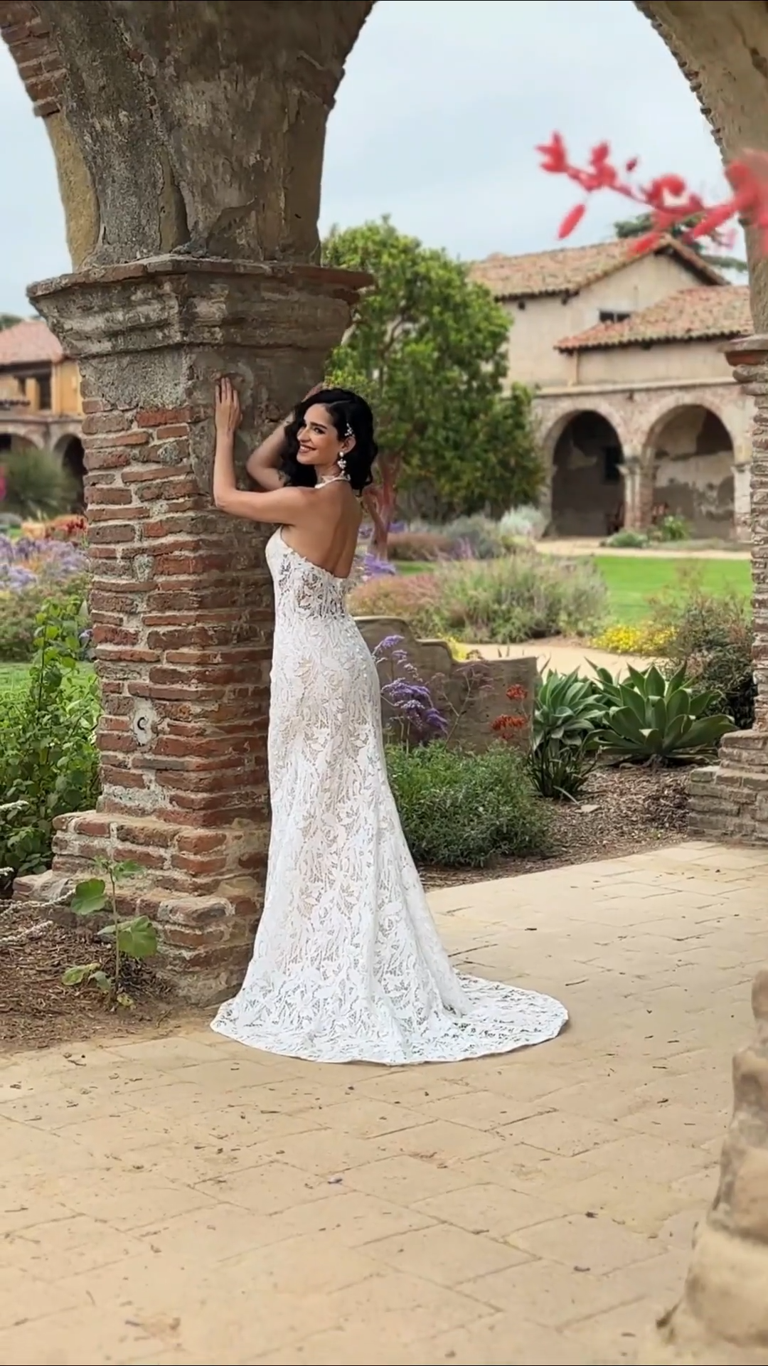 Video of Style HYACINTH Guipure Lace Halter Neck Mermaid with Stretch Lining Video of Style HYACINTH Guipure Lace Halter Neck Mermaid with Stretch Lining