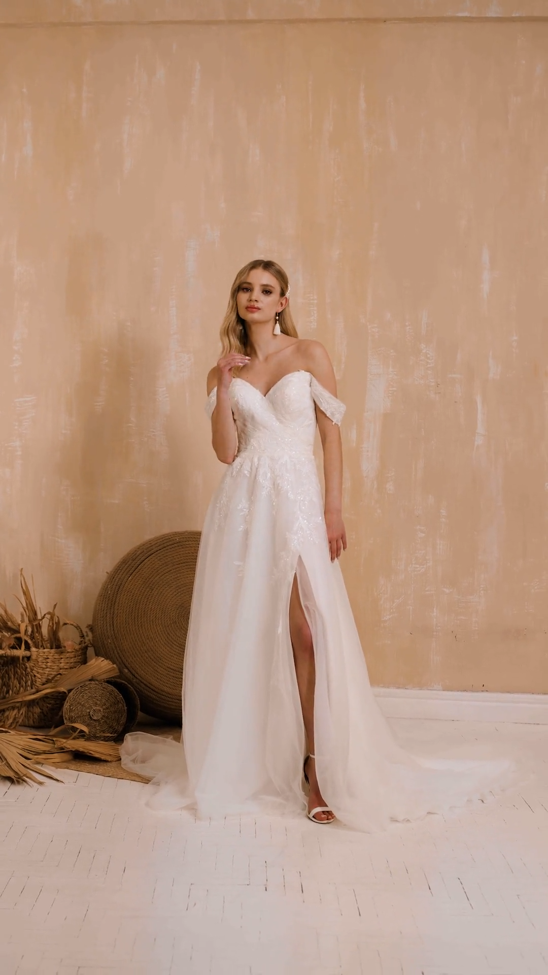 Style MARIBEL Classic A-Line with Leg Slit Tulle and Lace Appliques Sweetheart and Open Back Wedding Dress Style MARIBEL Classic A-Line with Leg Slit Tulle and Lace Appliques Sweetheart and Open Back Wedding Dress