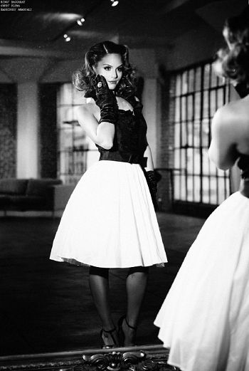 Pia Toscano wearing Val Stefani style VS9190 in the latest issue of UNLEASH’D Magazine.